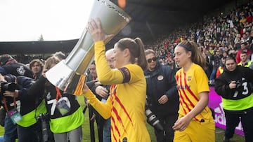 Vicky Losada y Alexia Putellas recogen el trofeo de la Supercopa el pasado mes de febrero.