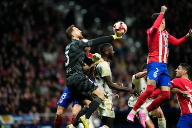 1-1. Falta en la frontal de área que lanza Luka Modric, Jan Oblak falla en la salida y despeja el balón dentro de su propia portería.