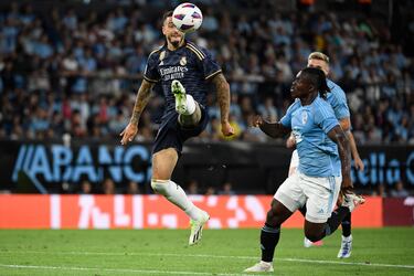 Joselu se eleva en el aire para controlar el balón ante la mirada de Joseph Aidoo.