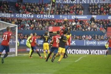 Godín marca el 0-1 de cabeza. 