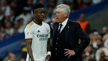 MADRID, 21/04/2024.- El entrenador italiano del Real Madrid, Carlo Ancelotti (dcha), conversa con el brasileño Vinicius Jr., durante el partido de la jornada 32 de LaLiga EA Sports entre Real Madrid y FC Barcelona, disputado este domingo en el estadio Santiago Bernabéu de Madrid. EFE/Juanjo Martín
