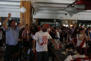 DEPORTES
LOS HINCHAS DE RIVER VIENDO EL PÁRTIDO EN BAR DEL ESTADIO.
FOTO ORTIZ GUSTAVO 16-12-15