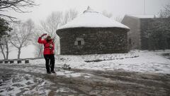 Una turista se hace una foto mientras nieva en la parroquia de O Cebreiro donde ha nevado, a 15 de enero de 2023, en Pedrafita do Cebreiro, Lugo, Galicia, (España). La llegada de una masa de aire polar ha traído un descenso térmico acompañado de lluvia y nieve a partir de hoy en buena parte de la Península. En el norte este frente frío dejará nieve a partir de los 800 metros. En Galicia las temperaturas mínimas hoy oscilarán entre los 4 grados de Lugo y los 10º C de A Coruña y los valores durante el día no superarán los 13ºC.
15 ENERO 2023;INVIERNO;CLIMA;METEOROLOGÍA;FRÍO;ROPA DE ABRIGO;PIEDRAFITA DEL CEBRERO;CEBRERO;NEVADA;NEVANDO;NIEVA;ÁRBOL. ÁRBOL NEVADO;TURISMO;EXCURSIONISTA;
Carlos Castro / Europa Press
15/01/2023