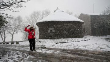 Una turista se hace una foto mientras nieva en la parroquia de O Cebreiro donde ha nevado, a 15 de enero de 2023, en Pedrafita do Cebreiro, Lugo, Galicia, (España). La llegada de una masa de aire polar ha traído un descenso térmico acompañado de lluvia y nieve a partir de hoy en buena parte de la Península. En el norte este frente frío dejará nieve a partir de los 800 metros. En Galicia las temperaturas mínimas hoy oscilarán entre los 4 grados de Lugo y los 10º C de A Coruña y los valores durante el día no superarán los 13ºC.
15 ENERO 2023;INVIERNO;CLIMA;METEOROLOGÍA;FRÍO;ROPA DE ABRIGO;PIEDRAFITA DEL CEBRERO;CEBRERO;NEVADA;NEVANDO;NIEVA;ÁRBOL. ÁRBOL NEVADO;TURISMO;EXCURSIONISTA;
Carlos Castro / Europa Press
15/01/2023