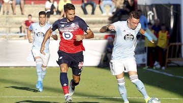 Iago Aspas golpea el balón durante el amistoso contra el Lille francés en Vilargarcía.