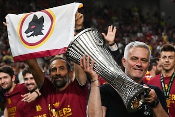 José Mourinho levanta el trofeo de Conference League logrado con la Roma.