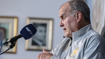 AME937. MONTEVIDEO (URUGUAY), 20/11/2025.- El seleccionador de Uruguay, Marcelo Bielsa, habla en una rueda de prensa este jueves, en Montevideo (Uruguay). EFE/ Gaston Britos
