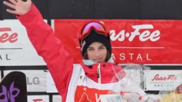 <b>VICTORIA. </b>Queralt Castellet celebra su triunfo en Saas-Fe (Suiza).