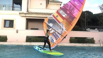 Para la windsurfista sevillana todo vale para entrenar ante la cita ol&iacute;mpica.