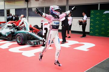 Sergio 'Checo' Pérez salta de alegría tras conseguir el tercer lugar.