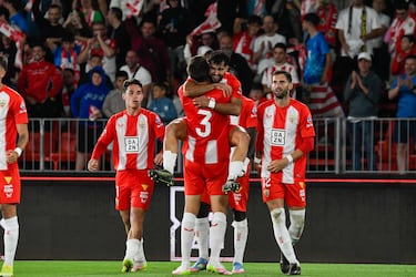 El Almería se agarra al playoff ante un Racing con la reserva al límite