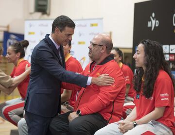 El presidente del Gobierno Pedro Sánchez charla con el seleccionador español Lucas Mondelo.