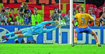 Holanda pasó llorando. Suecia dijo adiós con honor, forzando a Holanda a llegar a los penaltis. En la imagen Van de Sar detiene el último lanzamiento del sueco Mellberg.