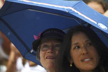 2 mujeres se resguardan de la lluvia parisina con un paraguas