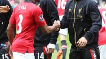 Luis Suarez y Evra se dan la mano