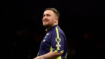 Luke Littler en la final del Mundial de dardos contra Luke Humphries.