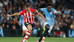 VIGO (PONTEVEDRA), 15/05/2024.- El extremo marfileño del Celta de Vigo Jonathan Bamba (d) pugna por un balón con el defensa central del Athletic Club  Yeray durante el partido de Liga en Primera División que Celta de Vigo y Athletic Club disputan este miércoles en el estadio de Balaídos. EFE/Salvador Sas
