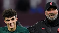 Liverpool's German manager Jurgen Klopp (R) congratulates Liverpool's Spanish defender Stefan Bajcetic at the end of the English Premier League football match between Aston Villa and Liverpool at Villa Park in Birmingham, central England on December 26, 2022. (Photo by Oli SCARFF / AFP) / RESTRICTED TO EDITORIAL USE. No use with unauthorized audio, video, data, fixture lists, club/league logos or 'live' services. Online in-match use limited to 120 images. An additional 40 images may be used in extra time. No video emulation. Social media in-match use limited to 120 images. An additional 40 images may be used in extra time. No use in betting publications, games or single club/league/player publications. / 