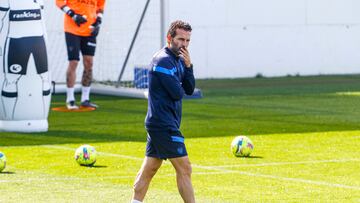 Rubén Baraja, durante un entrenamiento del Valencia.