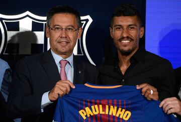 La presentación de Paulinho con el Barcelona en imágenes