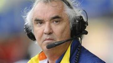 El patrón de la escudería Renault, el italiano Flavio Briatore, asegura que las reglas de la Fórmula Uno deberían dictarlas los equipos, mientras que la Federación Internacional del Automóvil (FIA) "debería simplemente hacer de árbitro". En una entrevista publicada hoy por el diario deportivo "La Gazzetta dello Sport", Briatore aborda la voluntad del presidente de la FIA, Max Mosley, de imponer un límite presupuestario a las escuderías en 2010, y afirma que Renault no acepta que se "desvirtúe" la Fórmula Uno con un reglamento que "no tiene ningún motivo para mantenerse en pie".
