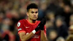 Luis Díaz, extremo del Liverpool, se enfrenta al Arsenal en el Emirates Stadium. Buscan quedar muy cerca del City.