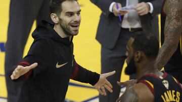 LWS107. OAKLAND (EE.UU.), 31/05/2018.- Jose Calderon (i) de Cleveland Cavaliers celebra con sus compañeros LeBron James (c) y J.R. Smith (d) durante el primer partido de la final de la NBA entre Golden State Warriors y Cleveland Cavaliers, en Oakland, California (Estados Unidos) hoy, jueves 31 de mayo de 2018. EFE/MONICA DAVEY/PROHIBIDO SU USO POR SHUTTERSTOCK