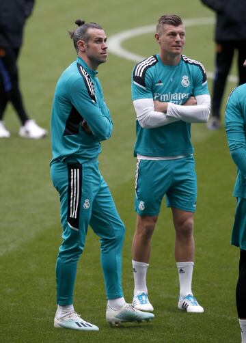 Bale y Kroos en el entrenamiento del Real Madrid en el Etihad Stadium.