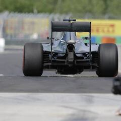 Mercedes domina en los libres y Alonso es séptimo