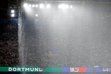 El partido de octavos de final de la UEFA Euro 2024 entre Alemania y Dinamarca se interrumpió debido a las condiciones climáticas adversas en el BVB Stadion en Dortmund.