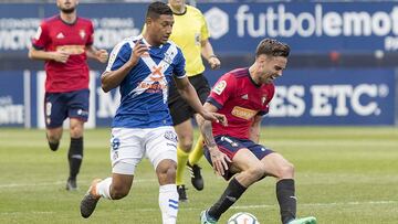 Bryan Acosta, jugador del Tenerife, en un partido ante Osasuna. 