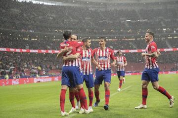 Morata celebrando su gol con sus compañeros