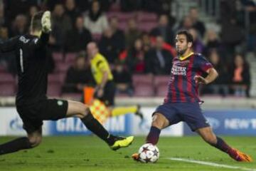 El defensa del FC Barcelona Martín Montoya (d) ante el portero del Celtic de Glasgow Fraser Forster (i), durante el partido correspondiente al sexto encuentro del Grupo H, de la Champions League que disputan hoy en el estadio Camp Nou.