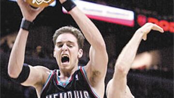 <B>VIGILADO</B>. Los Spurs saben que Gasol es el hombre clave de Memphis y han estudiado cómo pararle.