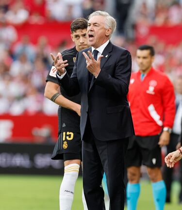 Ancelotti en la banda.