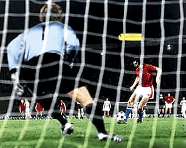 La primera tanda de penaltis de la historia de las Eurocopas tuvo lugar en el estadio Rajko Mitić, llamado también Marakana, para desempatar la final entre Checoslovaquia y Alemania Federal. Con empate a dos en el marcador, ambas selecciones decidían su suerte ejecutando penas máximas. Las dos llegaban con pleno de aciertos hasta el cuarto lanzamiento, en el que el delantero alemán Hoeness erraba el tiro. Momento en el que Antonín Panenka, no sólo anotó para darle el triunfo a su país, sino que dejaba para el recuerdo una bonita forma de anotar un penalti.