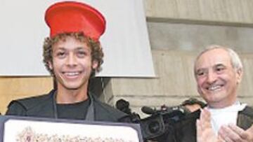 <b>EMOCIONADO. </b>Rossi, con su doctorado en Comunicación.