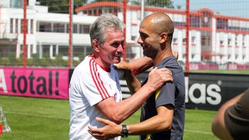 Heynckes y Guardiola se saludan antes de la Audi Cup de 2011