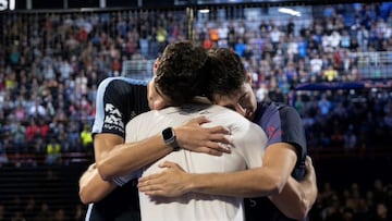 Belasteguín de espaldas se abraza a Coello y Tapia en su adiós a Argentina como jugador profesional.