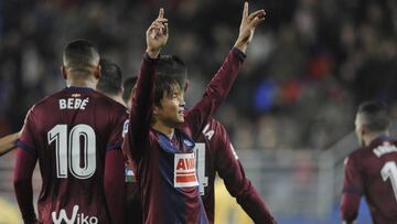 Inui celebrando su segundo gol ante el Girona.