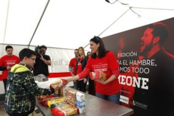 Antes del partido Carla Pereyra y Adelardo recogieron alimentos para la Campaña solidaria de Diego Simeone. 