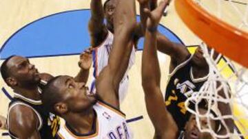 Serge Ibaka en pleno vuelo.