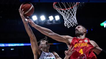 Nikola Vucevic le gana una pelota a Daniel Amigo en partido México vs Montenegro en el Mundial FIBA.