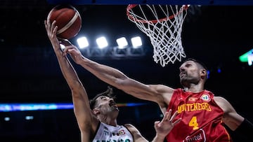 Nikola Vucevic le gana una pelota a Daniel Amigo en partido México vs Montenegro en el Mundial FIBA.