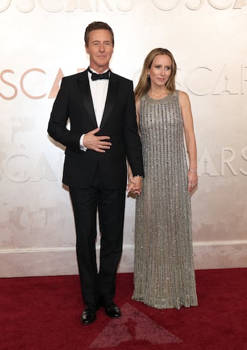 Edward Norton Y Shauna Robertson posan en la alfombra roja del Dolby Theatre.