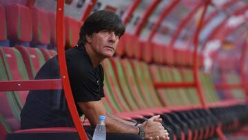 Joachim L&ouml;w, en un banquillo de la Copa Confederaciones 2017.