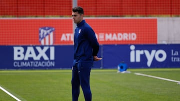 Arturo Ruiz, en su primer entrenamiento al frente del Atlético femenino.