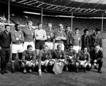 1963. England vs. FIFA World XI. Top row: Puskas, Djalma Santos, Svatopluk Pluskal, Yashin, Jan Popluhar, Schnellinger, Jim Baxter, Josef Masopust, Luis 'Fifo' Eyzaguirre, Milutin Soskic. bottom: Raymond Kopa, Denis Law, Di Stefano, Eusebio, Gento & Uwe S