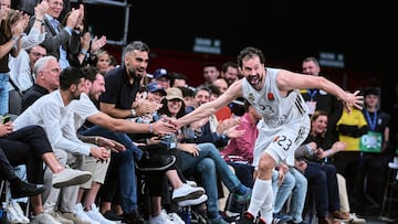 Sergio Llull, capitán del Real Madrid, festeja con Luka Doncic el espectacular triple que metió sobre la bocina del tercer cuarto ante el Estrella Roja en el Movistar Arena.