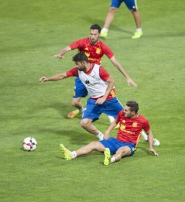 Diego Costa ante Busquets y Koke. 